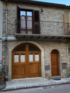 Basicò un balcone sul mare-Casa I CARRUGGI- Case vacanza Sicilia&Toscana-